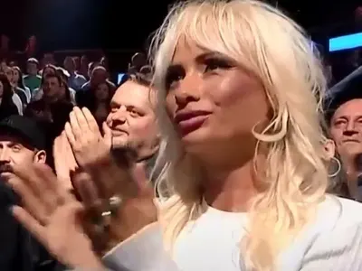 Кой посини снахата на Халваджиян? Алекс Енева с лилави оттоци в „Капките“ (СНИМКИ)