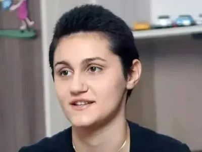 Нарязаната Дебора прави песен за кошмара, който преживяла