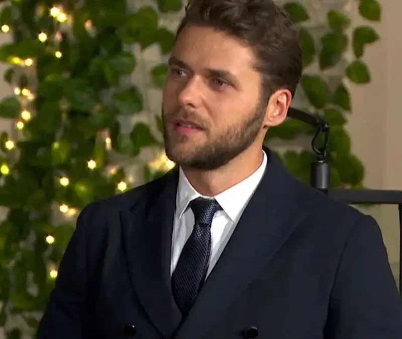 Неочаквана развръзка: Ергенът Алек избягал от харема под команда от майка си