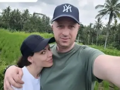 Раева РЕВЕ! Годеникът на Славея шокира с шкембе и увиснали гърди (НОВИ СНИМКИ)