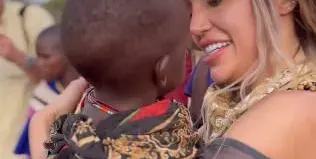 Родната Анджелина: Джулиана Гани осиновява африканче