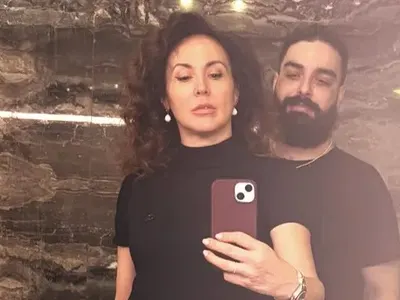 СЕНЗАЦИОННА СНИМКА: Жената на Боби М. се гушка с младок на рождения му ден