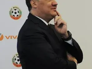 СЕНЗАЦИОННА СНИМКА: Жената на Боби М. се гушка с младок на рождения му ден