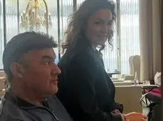 СЕНЗАЦИОННА СНИМКА: Жената на Боби М. се гушка с младок на рождения му ден