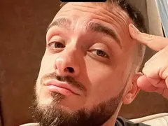 ЗАКЪСА ЛИ ГО? Криско си продава голфа (Фото)