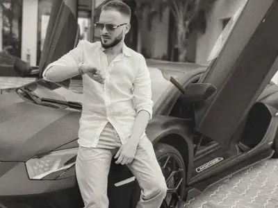 ЗАКЪСА ЛИ ГО? Криско си продава голфа (Фото)