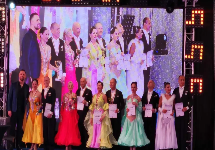 550 двойки от 36 страни на възраст между 4 и 50 години танцуваха стандартни и латиноамерикански танци повече от 30 часа в София