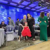 550 двойки от 36 страни на възраст между 4 и 50 години танцуваха стандартни и латиноамерикански танци повече от 30 часа в София