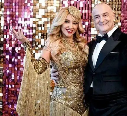 Алекс Раева подкупва оператор с лютеница