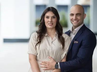 Бебе вкарва Гери и Светльо в „Един за друг“. Той иска три деца, тя го излъгала, че отиват на обяд, завела го на кастинга