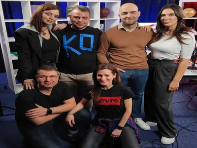 Бебе вкарва Гери и Светльо в „Един за друг“. Той иска три деца, тя го излъгала, че отиват на обяд, завела го на кастинга