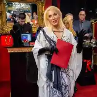 Бизнесдамата Ваня Ламбева покорява небето (Снимки)