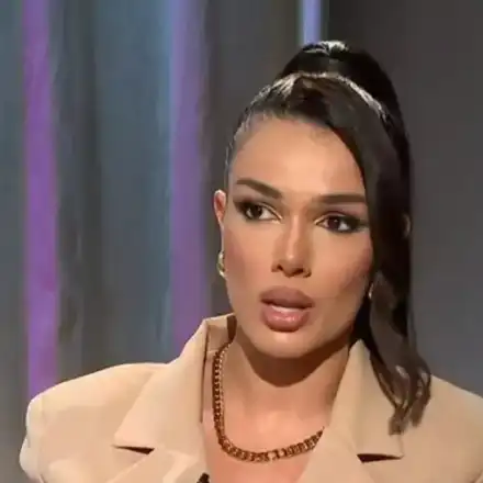 Диона се прави на Лара Крофт