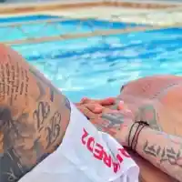 Джизъса рискува новите си зъби