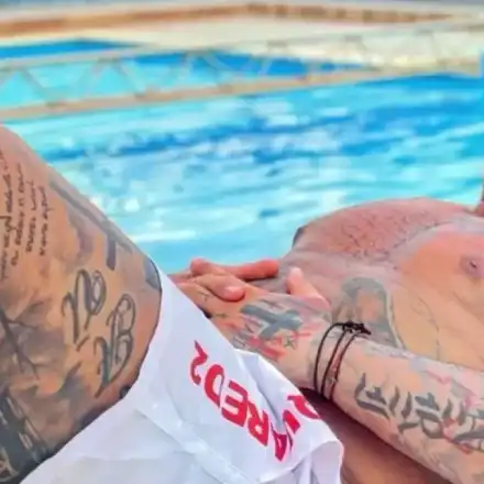 Джизъса рискува новите си зъби