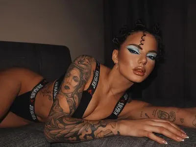 Ергенка топи колежка: Валерия се е снимала във филми за възрастни ВИДЕО