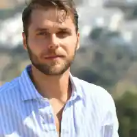 „Ергенът“ Александър Младенов е бил в над 100 държави! И още 9 неща, които не знаете за него