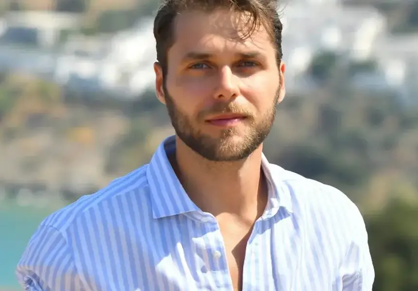 „Ергенът“ Александър Младенов е бил в над 100 държави! И още 9 неща, които не знаете за него