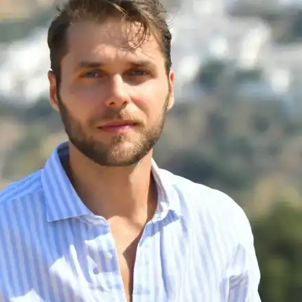 „Ергенът“ Александър Младенов е бил в над 100 държави! И още 9 неща, които не знаете за него