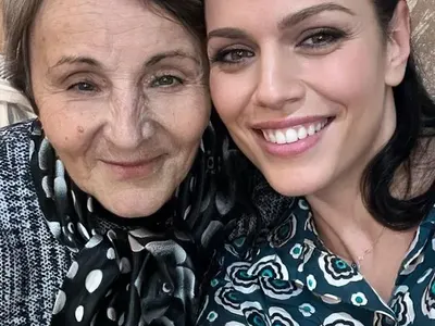 Хитруша: Вижте как Ралица Паскалева се подмазва на свекървата (Снимки)