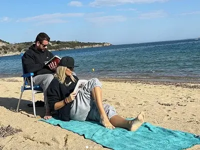 Идилия: Иван и Ирина четат на плажа