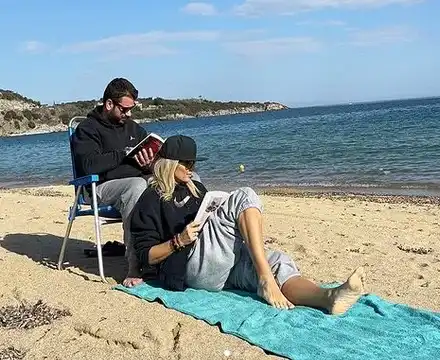 Идилия: Иван и Ирина четат на плажа