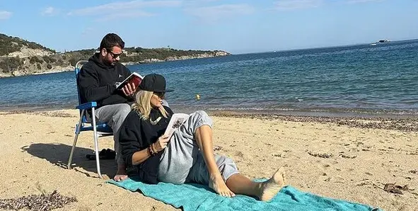 Идилия: Иван и Ирина четат на плажа