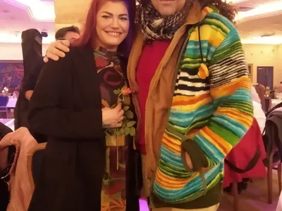 Икебаната не е Бийбър, да се носи като леха! Азис с щайга на китката, Галена - с трафопост. И още + СНИМКИ