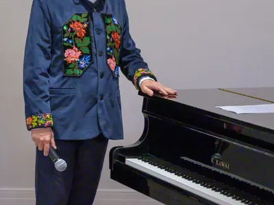 Икебаната не е Бийбър, да се носи като леха! Азис с щайга на китката, Галена - с трафопост. И още + СНИМКИ