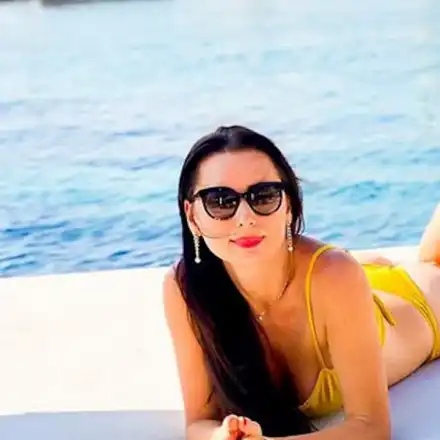 Кобилкина празнува с родата на частен остров