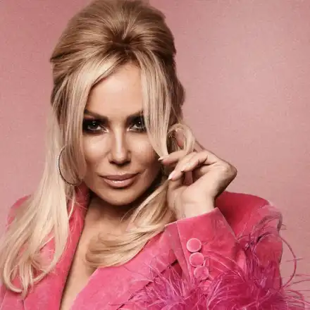 Лепа Брена се завръща в София