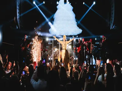 Лепа Брена: Винаги се вълнувам в България (1000 човека аплодират звездата в столичен клуб)