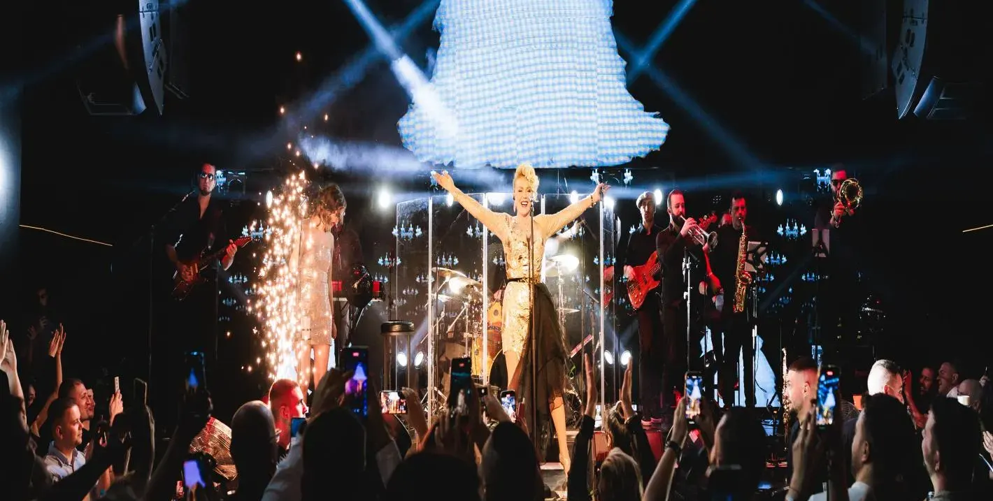 Лепа Брена: Винаги се вълнувам в България (1000 човека аплодират звездата в столичен клуб)