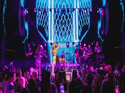 Лепа Брена: Винаги се вълнувам в България (1000 човека аплодират звездата в столичен клуб)