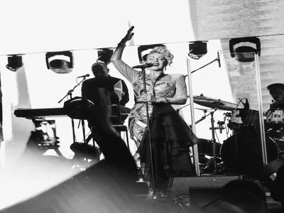 Лепа Брена: Винаги се вълнувам в България (1000 човека аплодират звездата в столичен клуб)