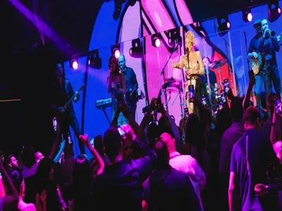 Лепа Брена: Винаги се вълнувам в България (1000 човека аплодират звездата в столичен клуб)