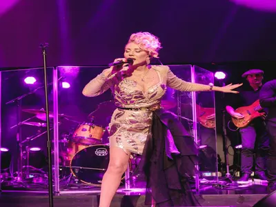 Лепа Брена: Винаги се вълнувам в България (1000 човека аплодират звездата в столичен клуб)