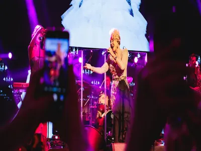 Лепа Брена: Винаги се вълнувам в България (1000 човека аплодират звездата в столичен клуб)