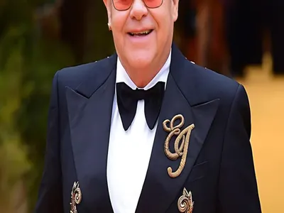 Лорд Евгени Минчев: Купеста текстилна облачност в деколтето на Джена.  Що ще на попфолк певица плетен пуловер? И още + СНИМКИ