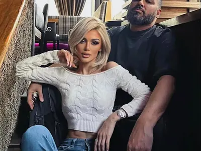 Лорд Евгени Минчев: Купеста текстилна облачност в деколтето на Джена.  Що ще на попфолк певица плетен пуловер? И още + СНИМКИ