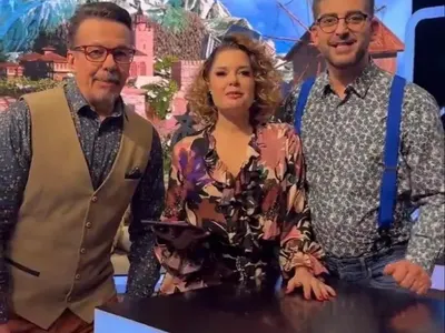 Лорд Евгени Минчев: Купеста текстилна облачност в деколтето на Джена.  Що ще на попфолк певица плетен пуловер? И още + СНИМКИ