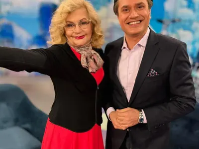 Лорд Евгени Минчев: Купеста текстилна облачност в деколтето на Джена.  Що ще на попфолк певица плетен пуловер? И още + СНИМКИ