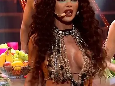 Лъсна увисналата кожа на Мария! Певицата си съсипа корема от липосукции (ШОК СНИМКИ)