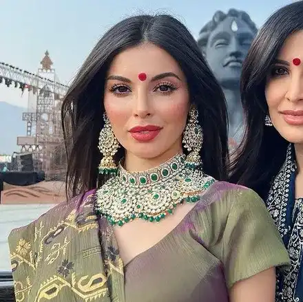 Мегз обикаля Индия с приятелки, не иска да се връща в България