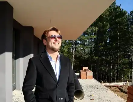 Миро строи палат сред борове и гледка към Витоша СНИМКИ