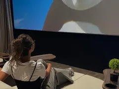 Моника Валериева гледа кино ВИП