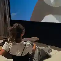 Моника Валериева гледа кино ВИП