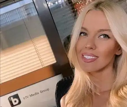 Натали Трифонова  израства без баща си,  но прилича на него