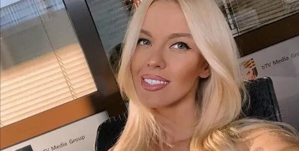 Натали Трифонова  израства без баща си,  но прилича на него