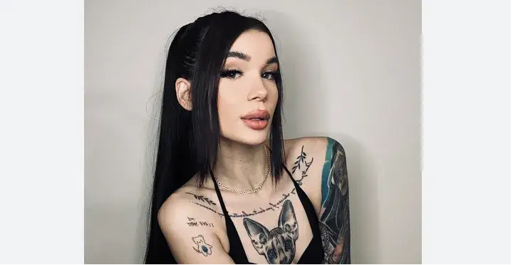 Не харесвала жени? Моделка лъсна в горещо порно, печели по 9 бона на месец от мръснишки изпълнения СНИМКИ